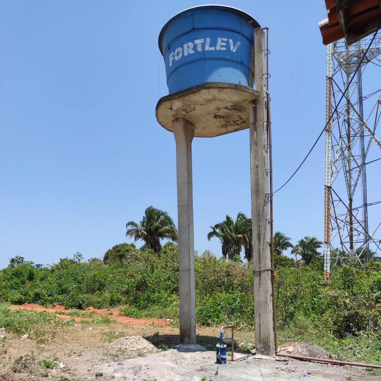 Poço Tubular e Caixa d`Água com base