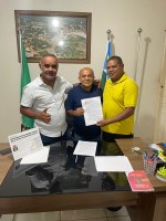 PRESIDENTE DA CÂMARA ASSINA TERMO DE CESSÃO DE VEÍCULO.